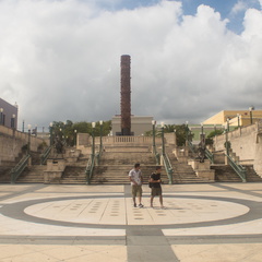 Totem Pole, Plaza del Quinto Centenario